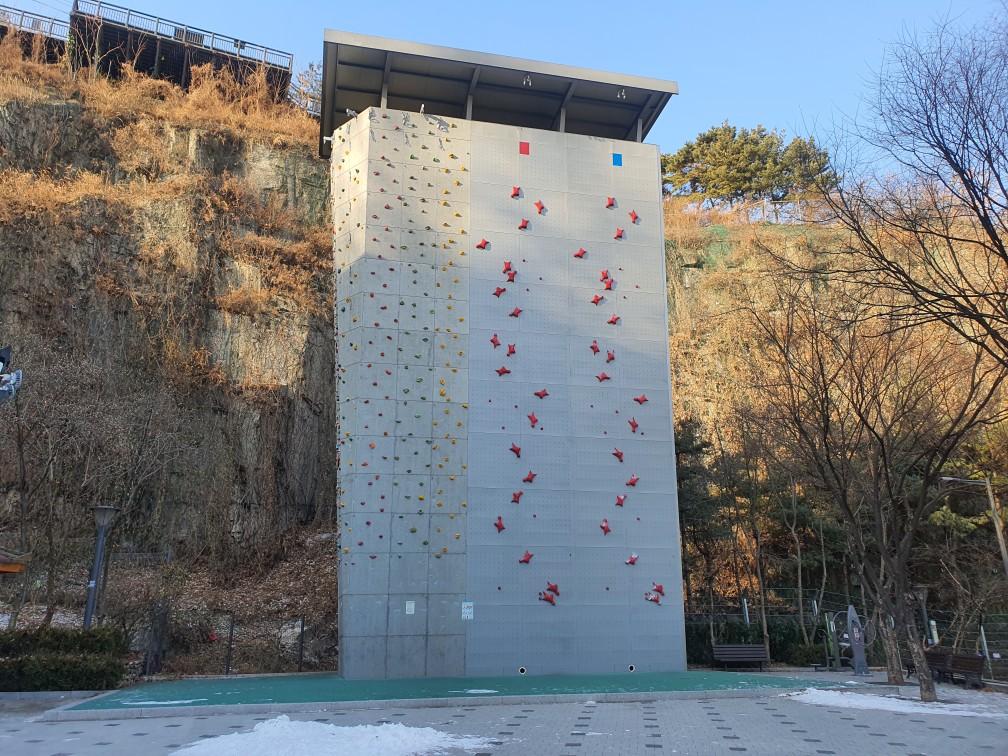 응봉산 인공암벽 등반시설 대표 이미지